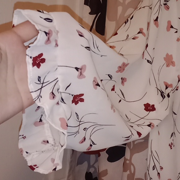Floral Blouse 🌼 - Picture 4 of 9
